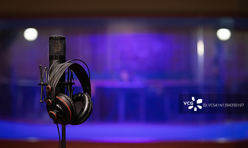 带耳机悬臂支架的电容麦克风图片素材