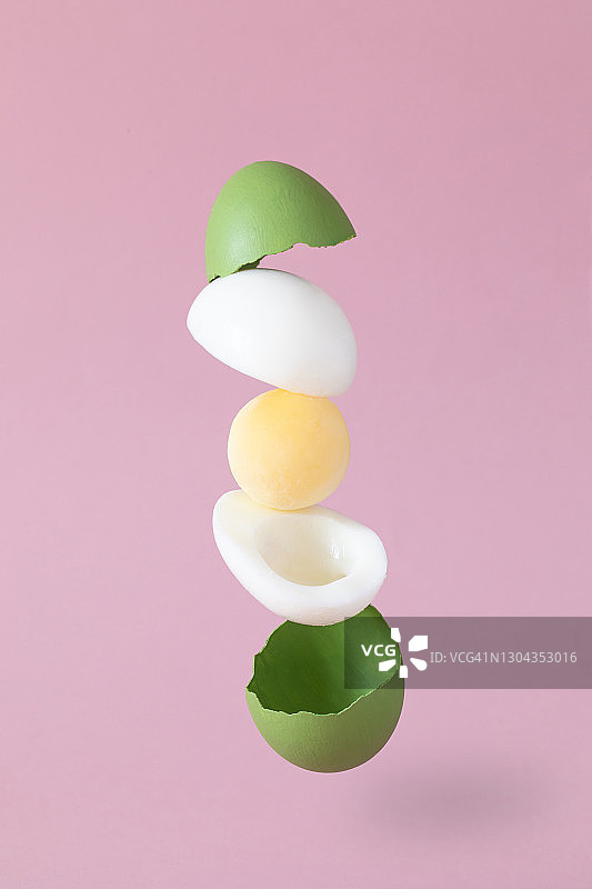 粉色背景上的破碎水煮蛋图片素材