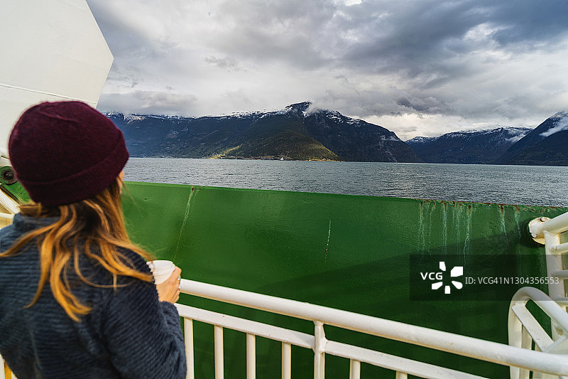 女人在挪威松恩峡湾冒险图片素材