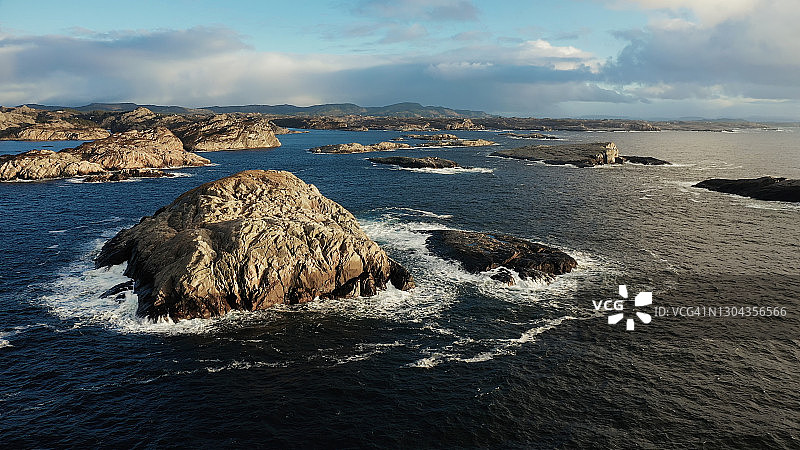 航拍视角：飞越北海卑尔根海岸图片素材