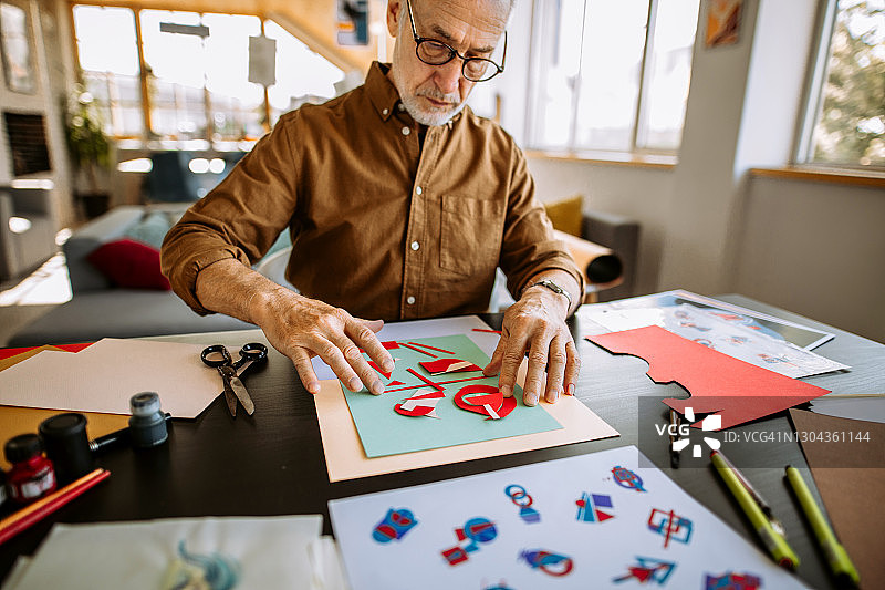 设计师为客户制作拼贴海报图片素材