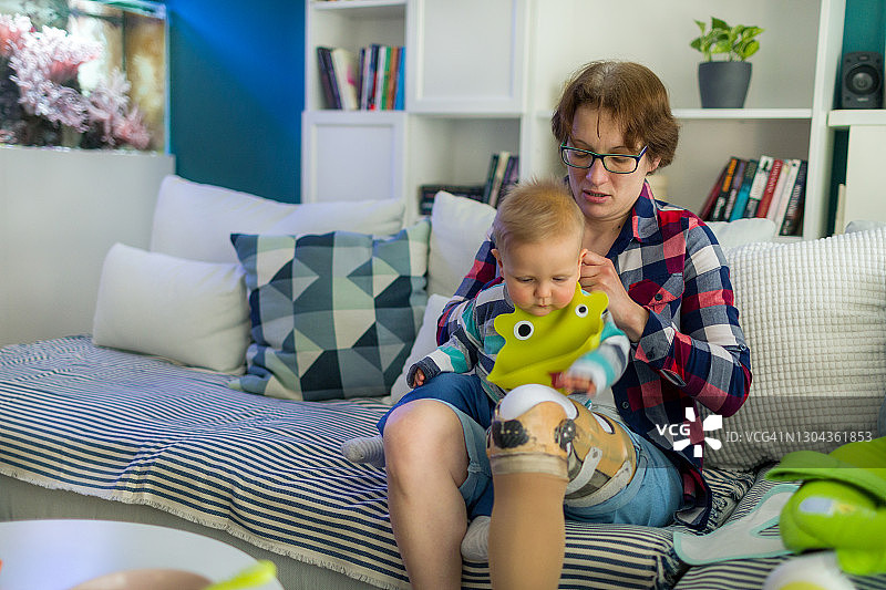 残疾母亲喂养她的男婴图片素材