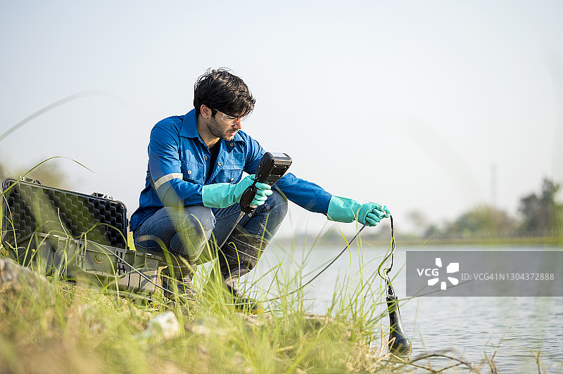 科学家测量水的pH值，水样与环境问题图片素材