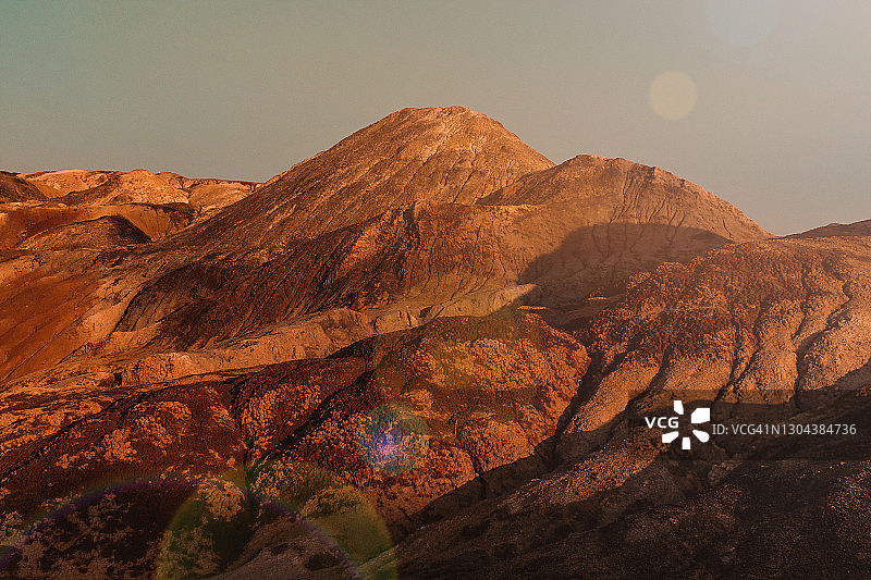 末日般的超现实乌拉尔景观，类似火星表面。冻结的红棕色黑土表面，贫瘠、龟裂和烧焦的土地和土壤，全球变暖的概念，耐火粘土采石场。2021年登陆火星。图片素材