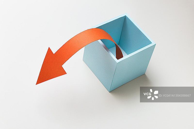 从盒子中弯曲的箭头，白色背景图片素材