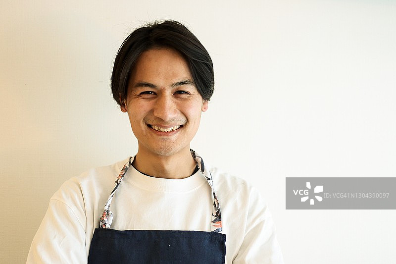 围着围裙的年轻男子肖像图片素材