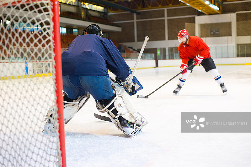 冰球运动员比赛图片素材