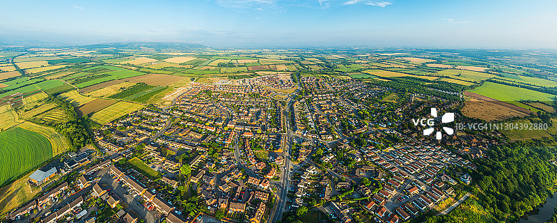 绿色农田环绕的乡村住宅航拍全景图片素材