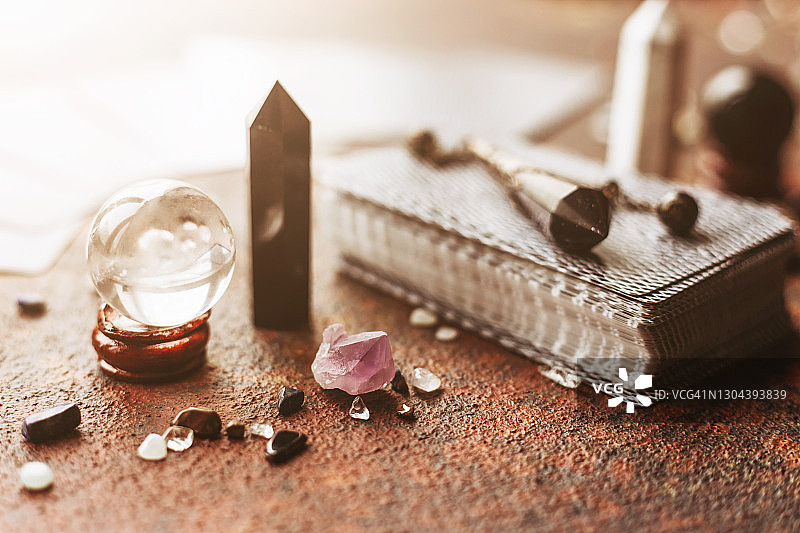 阳光照射下的黑色袋子上的各种宝石和球图片素材