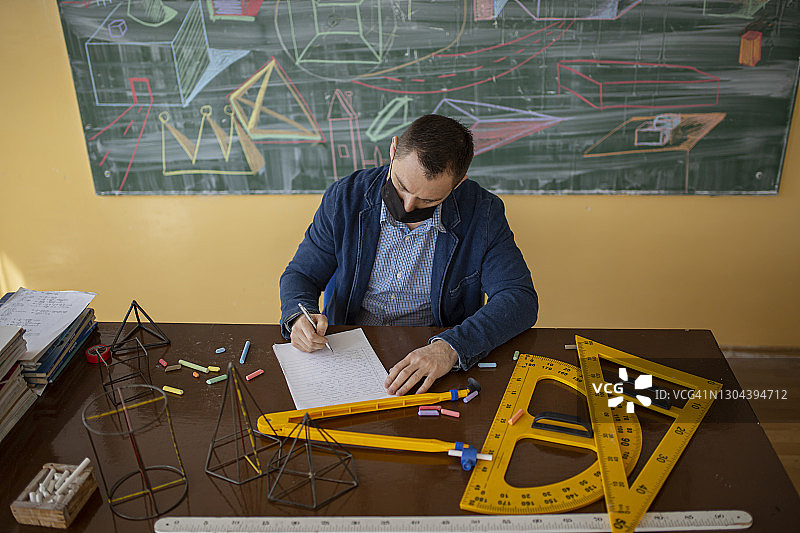 男教授在黑板前讲解几何图片素材