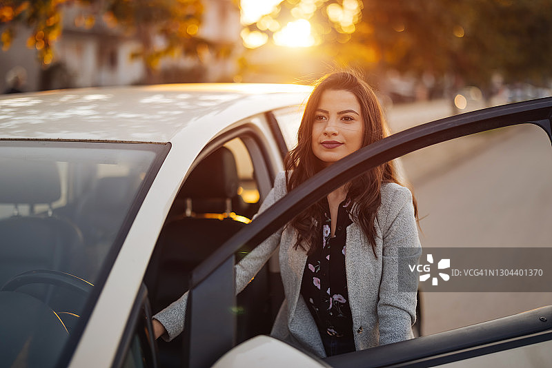 年轻女人在城里上车图片素材
