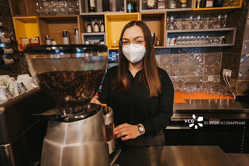 在咖啡店工作的年轻女人图片素材