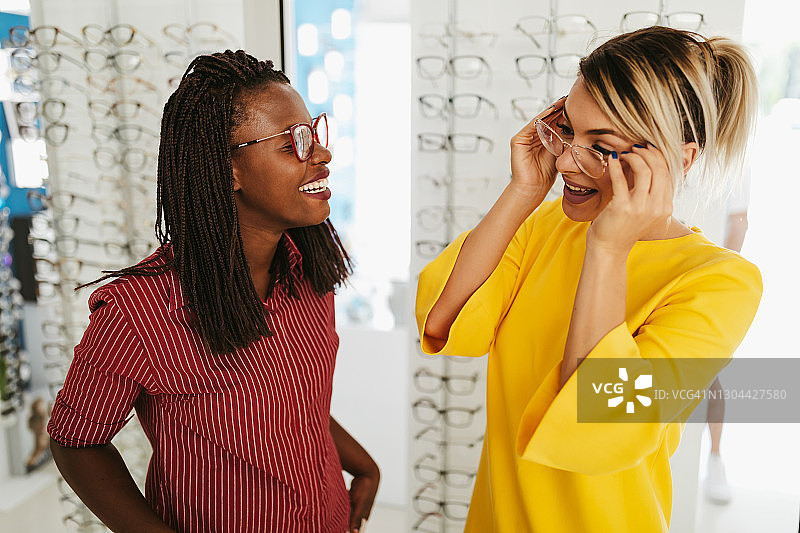 验光师帮助顾客选择眼镜图片素材