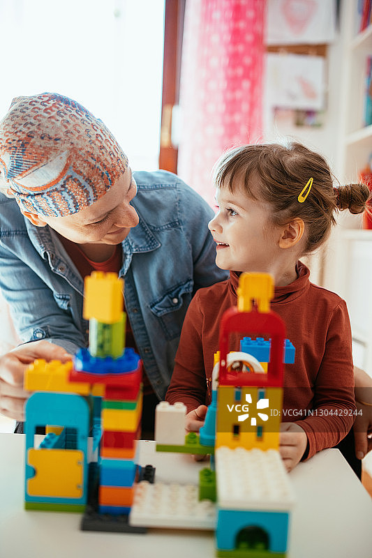 患癌母亲和女儿玩耍（竖版图片）图片素材