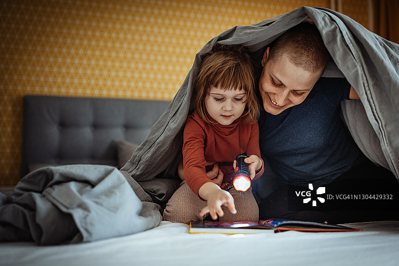 患癌母亲睡前与女儿在卧室玩耍图片素材