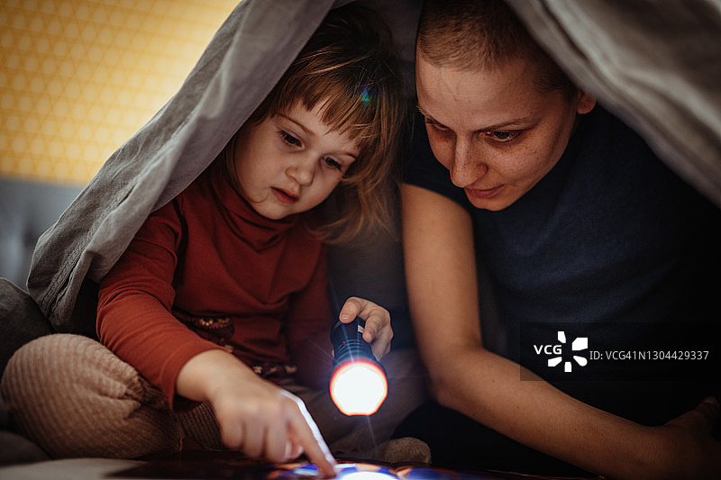 患癌母亲睡前与女儿在卧室玩耍图片素材