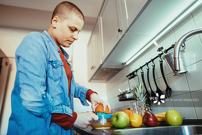 女人在厨房制作柠檬水图片素材