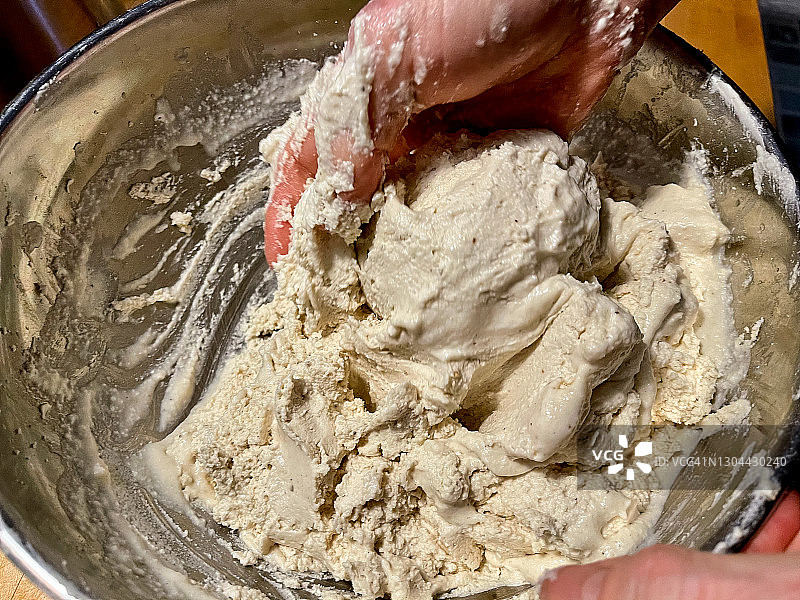 用手混合粘稠的面团图片素材