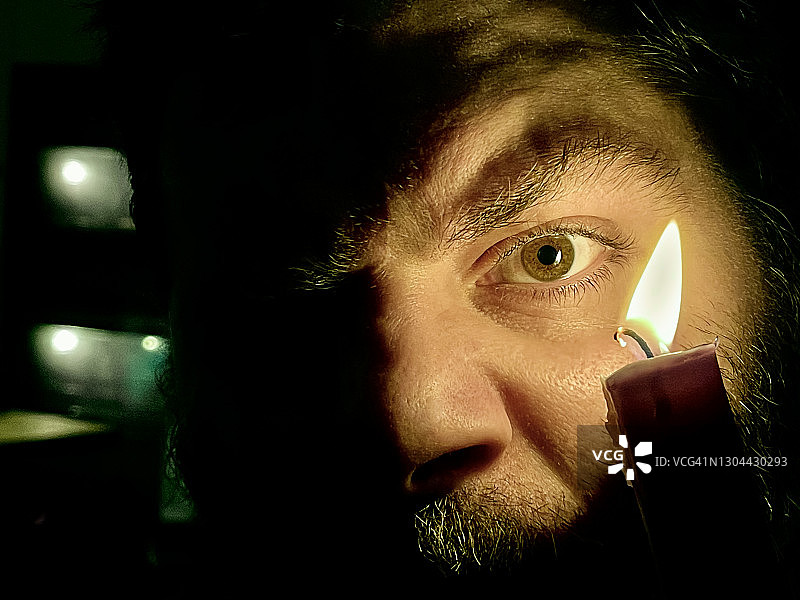 烛光下男士眼睛特写图片素材