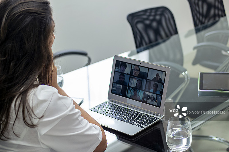 与九人进行视频会议的女人图片素材