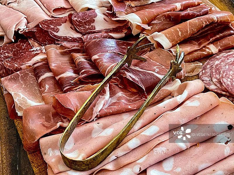 砧板上的切片熟食肉图片素材