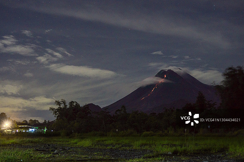 默拉皮火山图片素材