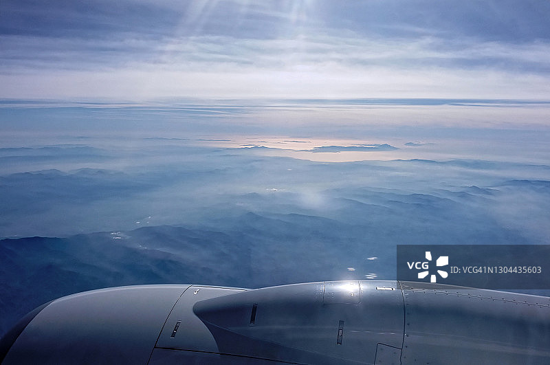 柔和的航拍视角：山脉、天空和阳光下的地中海图片素材