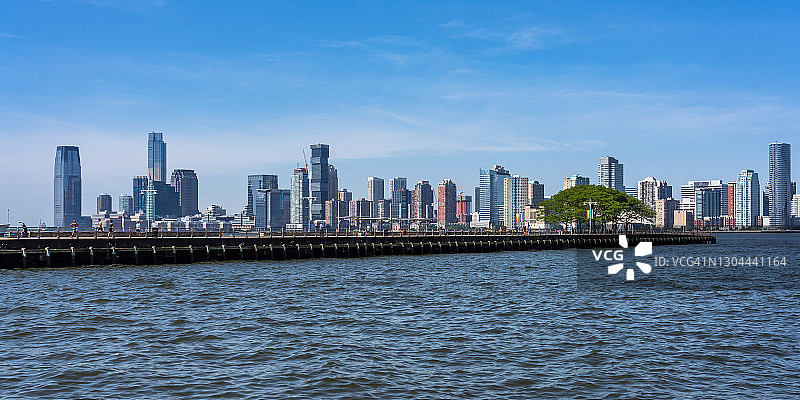 从哈德逊河公园看到的美国新泽西州泽西市图片素材