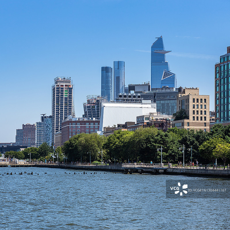 从哈德逊河公园眺望哈德逊城市广场图片素材