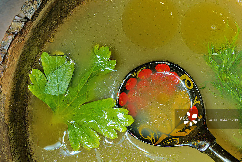 盛有鸡骨汤的木勺图片素材