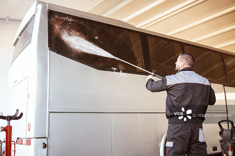 专业工人在清洗公共汽车图片素材