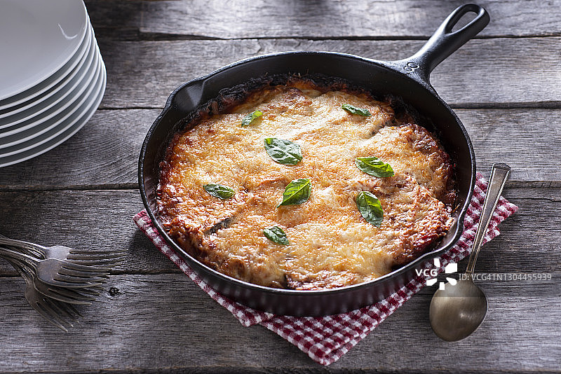 烤箱茄子帕尔马干酪图片素材