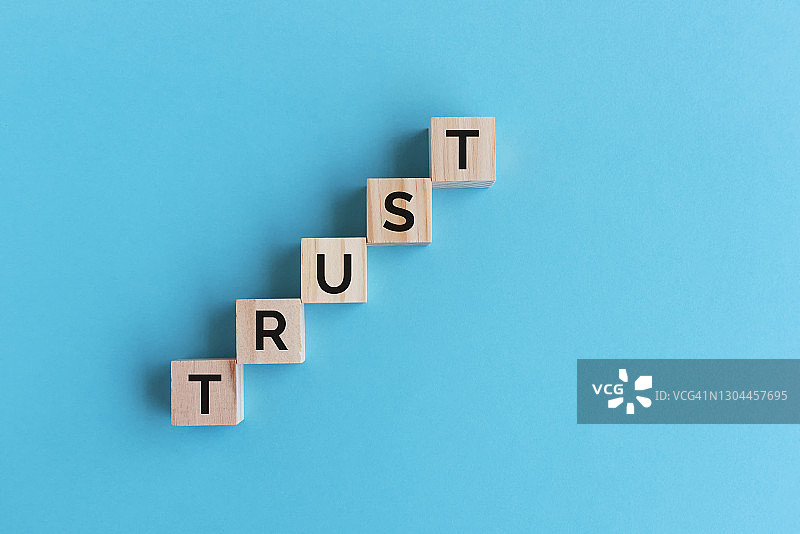 木块上的信任字样图片素材