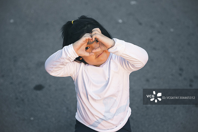 可爱的亚洲女婴在温暖的阳光下微笑图片素材