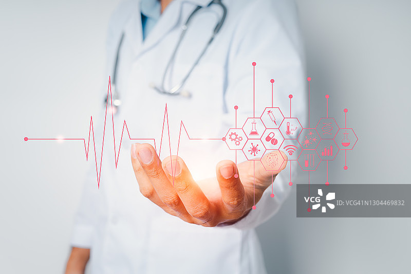 在实验室里检测新冠病毒病原体的医生或科学家图片素材