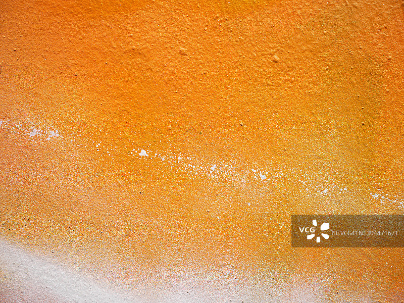 巴黎纹理墙上的黄色、橙色和白色喷漆图片素材