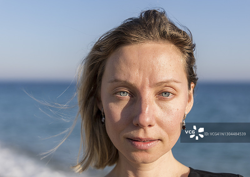 年轻的金发蓝眼睛女人图片素材