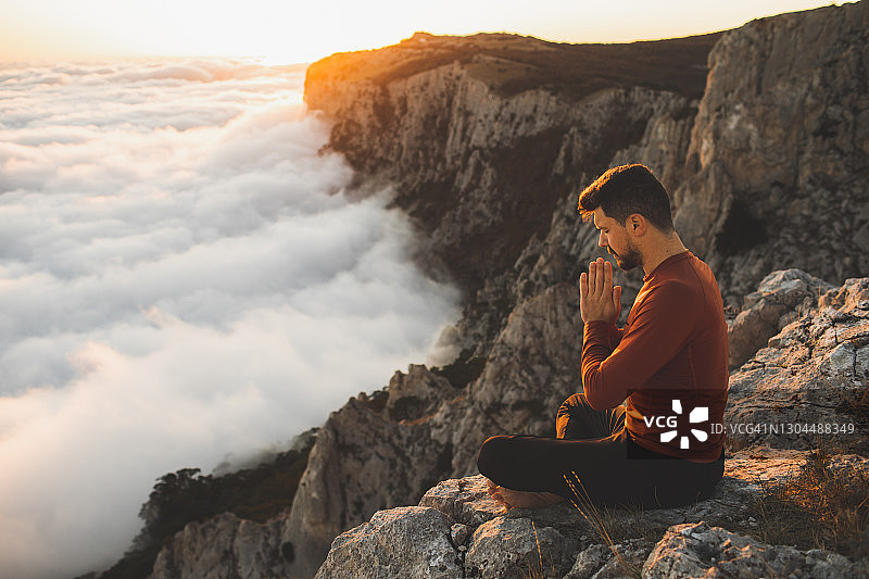 在山里户外独自祈祷的男人图片素材