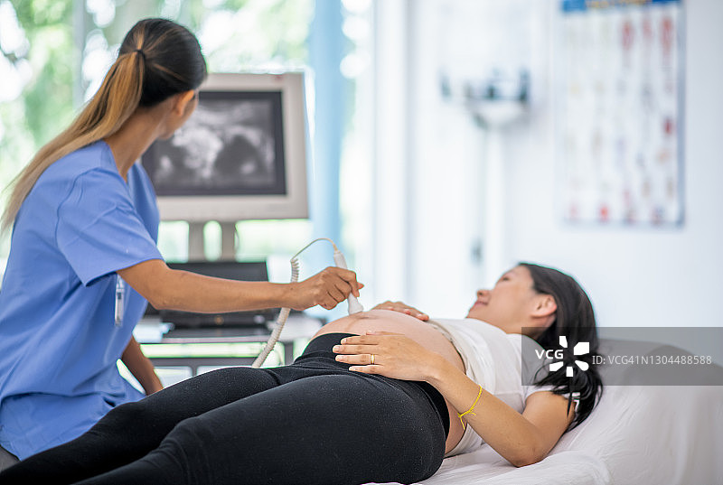 孕妇接受超声波检查图片素材