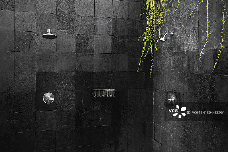 具有黑色瓷砖背景的现代时尚户外淋浴图片素材