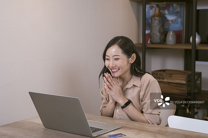 美丽的女性商人进行线上商务会议。图片素材