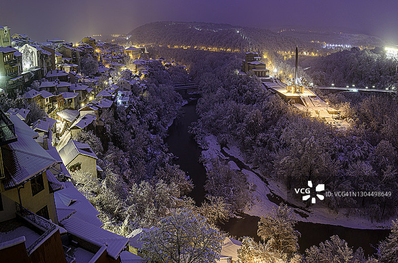 黄昏时分白雪皑皑的大特尔诺沃全景图图片素材