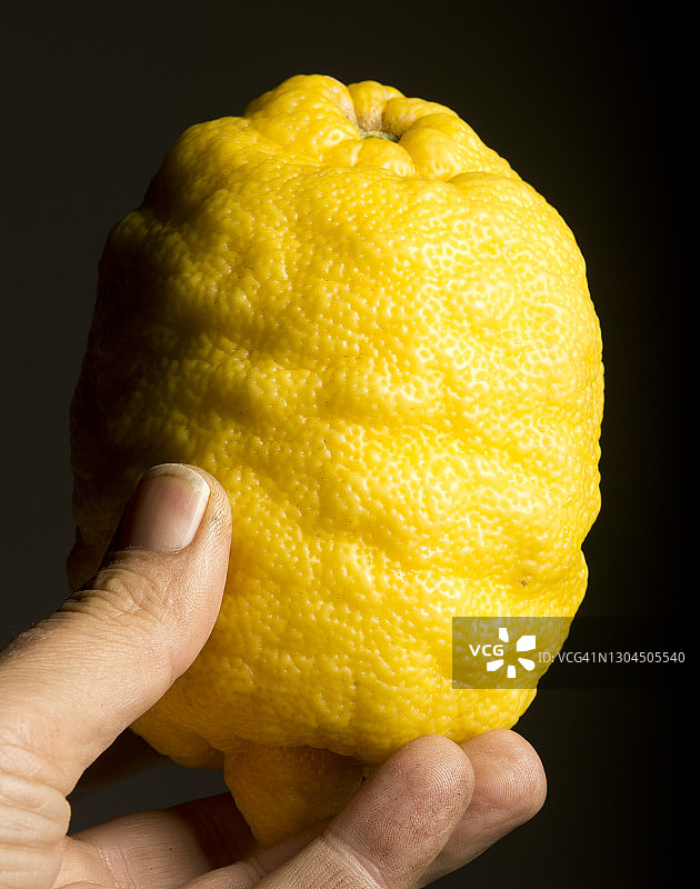 男人拿着一个大柠檬图片素材
