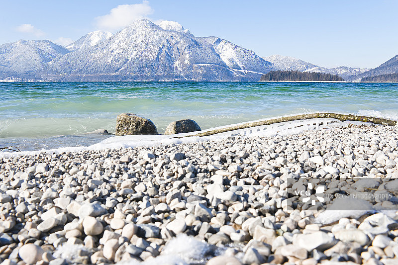 巴伐利亚阿尔卑斯山瓦尔兴湖畔的冰雪浮木图片素材