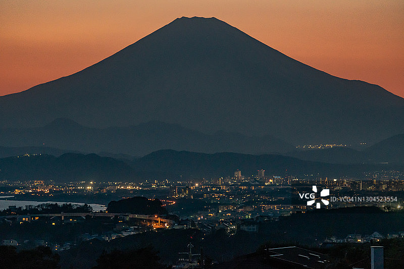 日本神奈川县海边积雪富士山图片素材