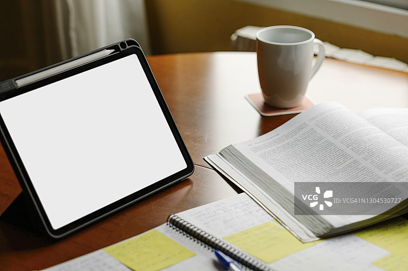 桌子上的平板电脑、书籍和咖啡杯图片素材
