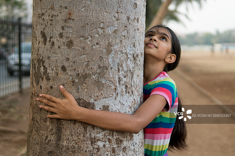 女孩拥抱树木图片素材