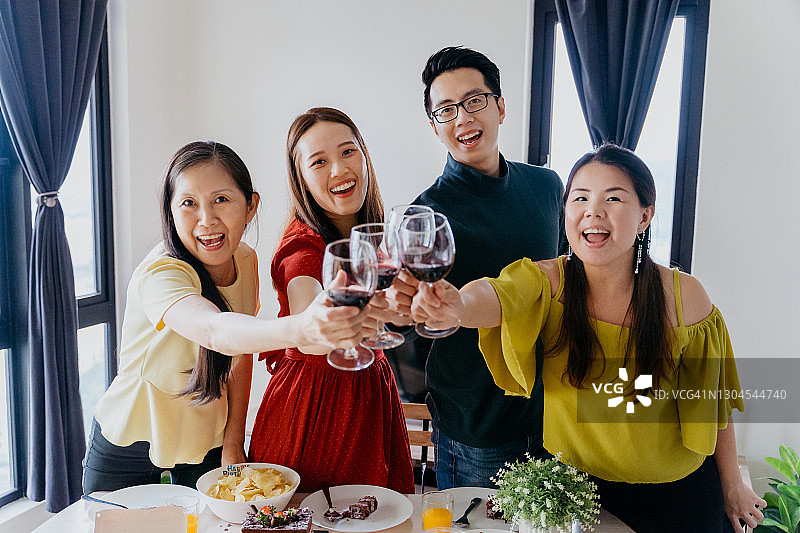 一起参加派对喝香槟的亚洲中国男女图片素材