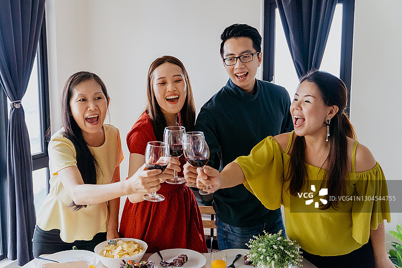 一起参加派对喝香槟的亚洲中国男女图片素材