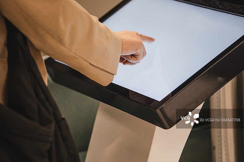 女人使用触摸屏特写图片素材